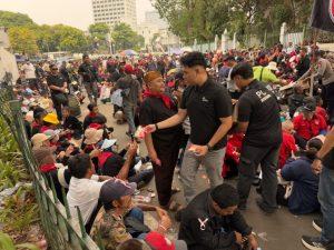 Polisi Humanis Bagikan Roti Saat Aksi Monas