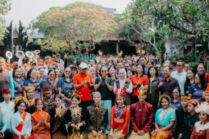 Meutya Hafid Ajak Anak Seimbangkan Layar dan Sepeda