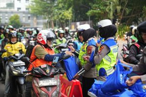Berkah Bersama Ojol, Kapolda Metro Jaya Ajak Ojol Utamakan Keselamatan