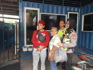 Tantangan Polantas Jakbar untuk Ibu Wati yang Kehabisan Ongkos di Jakarta